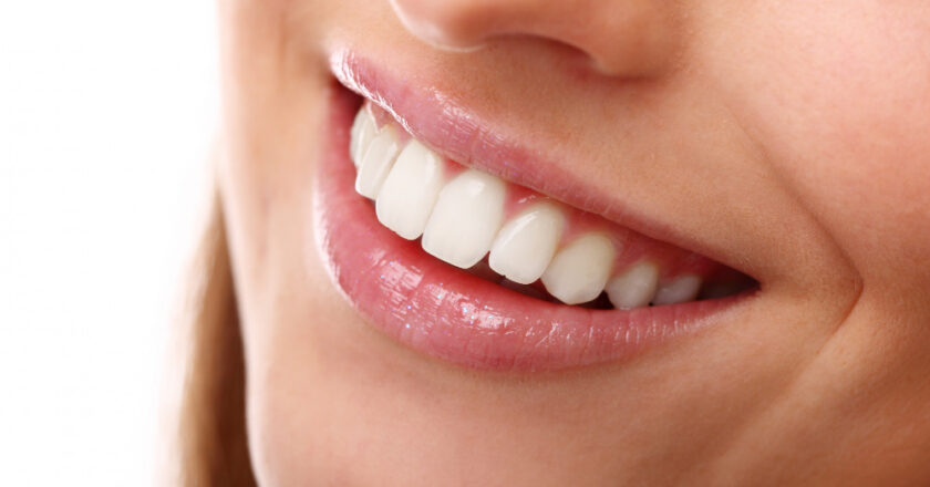 Piaskowanie zębów – na czym polega?